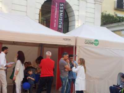 Stand informativo durante la Giornata nazionale del biologo nutrizionista del 24 - 25 maggio a Bari, in Piazza Ferrarese